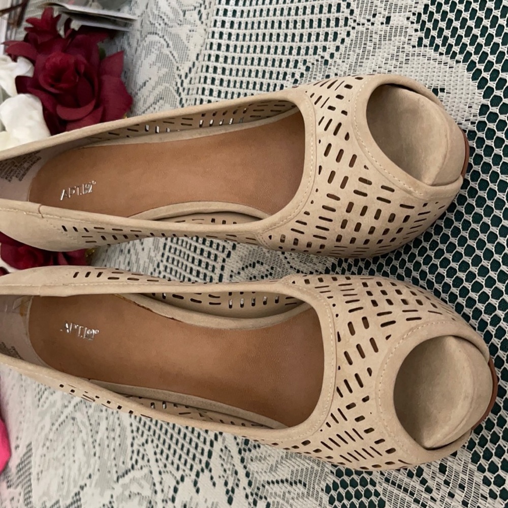 High heels beige never worn